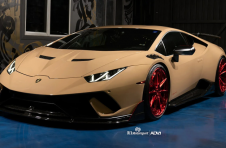 兰博基尼Huracan Performante登上沙漠主题，有光泽的红色轮辋