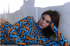 Kendall Jenner的CGI版本与Burberry最新宣传