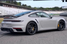 2021保时捷911 Turbo S比918混合动力超级跑车快上轨道