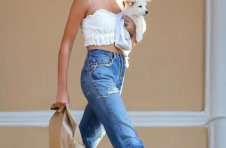 Kaia Gerber为妈妈牛仔裤增添青春气息