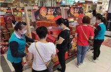 商务部:坚定实施扩大内需战略 多措并举促消费 商务部:坚定实施扩大内需战略 多措并举促消费