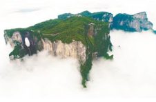 春日去山涧观云海
