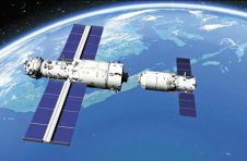 太空再现“万里穿针” 成就“浪漫之吻”